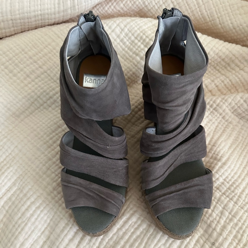 🌺 Gray Strappy Heeled Sandals brand new never worn